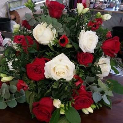 Bårebuket „Bårebuket Rød og Hvid 30“ fra Miss Liss Blomster