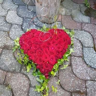 Blomsterhjerte til begravelse „Hjerte i L45cm med røde roser“ fra Miss Liss Blomster
