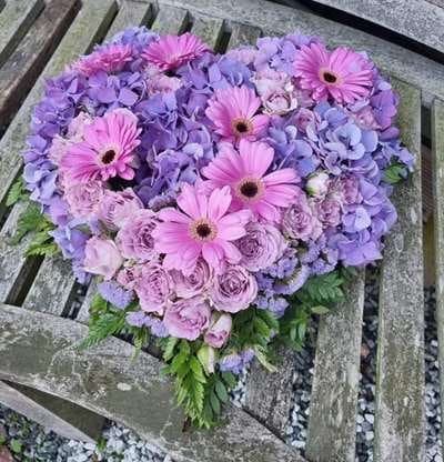 Blomsterhjerte til begravelse „Hjerte i L45cm i lyserød og lilla“ fra Miss Liss Blomster