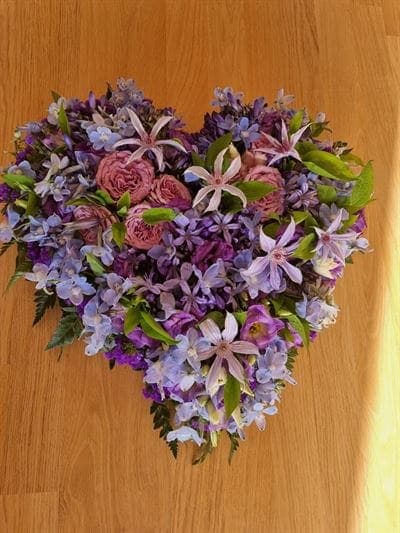 Blomsterhjerte til begravelse „Hjerte i L40cm i blå og lilla“ fra Miss Liss Blomster