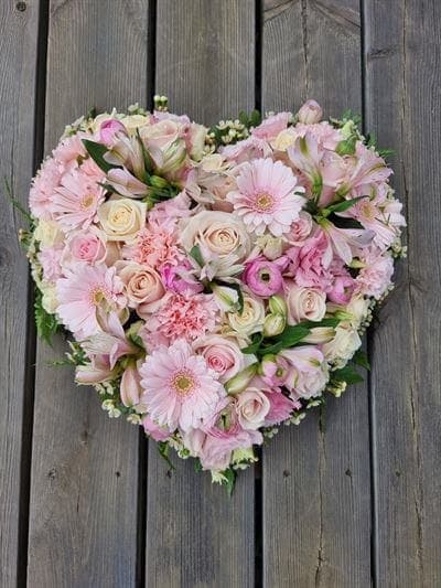 Blomsterhjerte til begravelse „Hjerte ca L32cm i sart lyserød“ fra Miss Liss Blomster