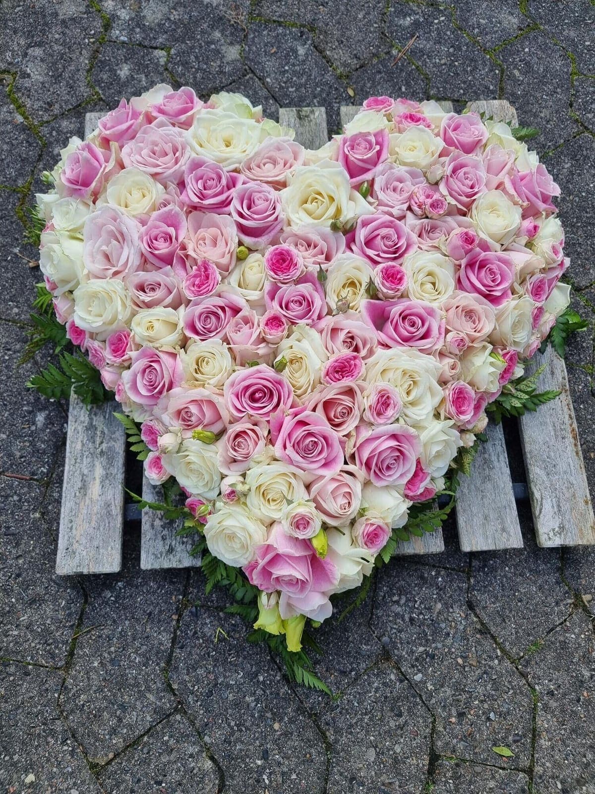 Blomsterhjerte til begravelse „Hjerte i 45 cm. L, med hvide og lyserøde roser“ fra Miss Liss Blomster