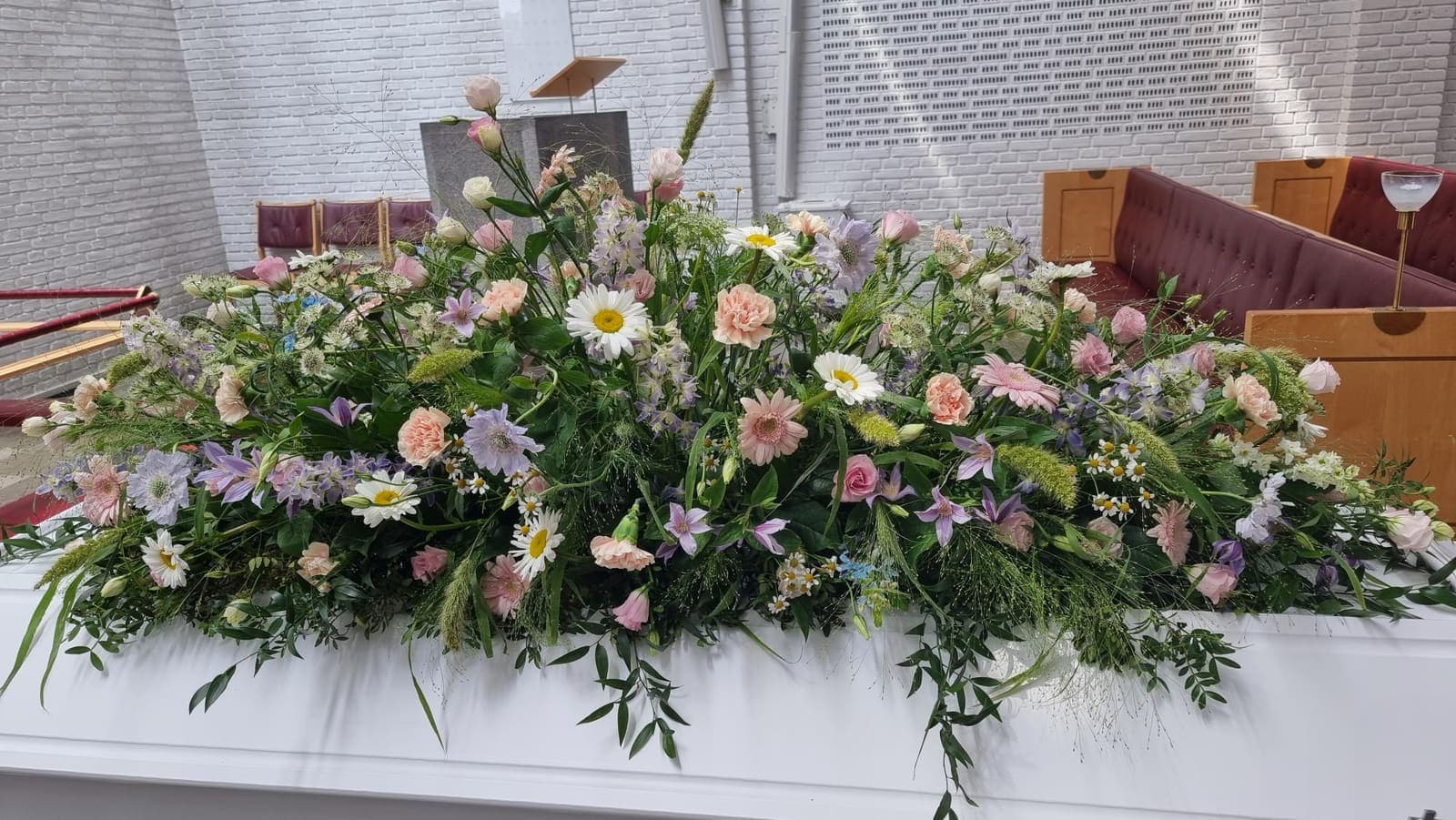 Kistepynt „Tro, håb og kærlighed i mark stil“ fra Miss Liss Blomster