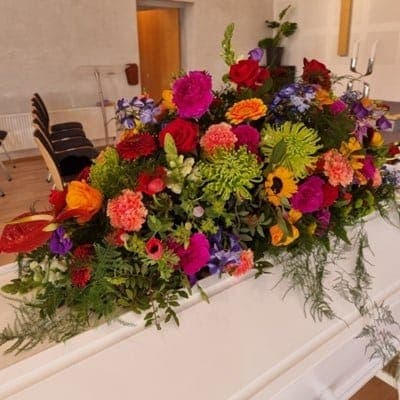 Kistepynt „Farverig kistepynt“ fra Miss Liss Blomster
