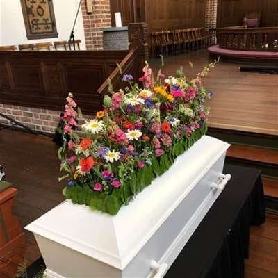 Kistepynt „A beautiful garden“ fra Miss Liss Blomster