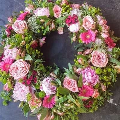 Begravelseskrans „Always loved“ fra Miss Liss Blomster