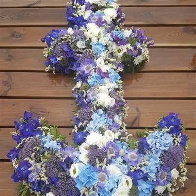 Begravelseskrans „Anker stor størrelse (84 cm.)“ fra Miss Liss Blomster