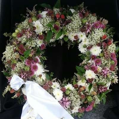 Begravelseskrans „Krans med årstidernes blomster“ fra Miss Liss Blomster