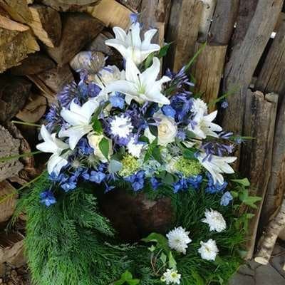 Begravelseskrans „Krans Hvid blå 103“ fra Miss Liss Blomster