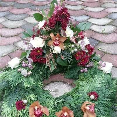 Begravelseskrans „Krans med orkideer bordeaux 104“ fra Miss Liss Blomster