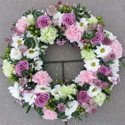 Begravelseskrans „Blomsterkrans (medium) 106“ fra Miss Liss Blomster