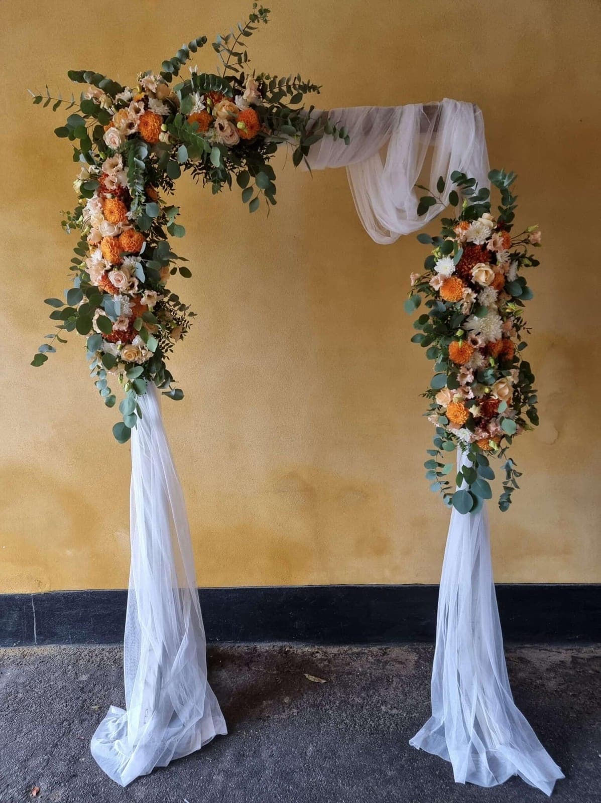 Æresport med blomster og hvidt stof