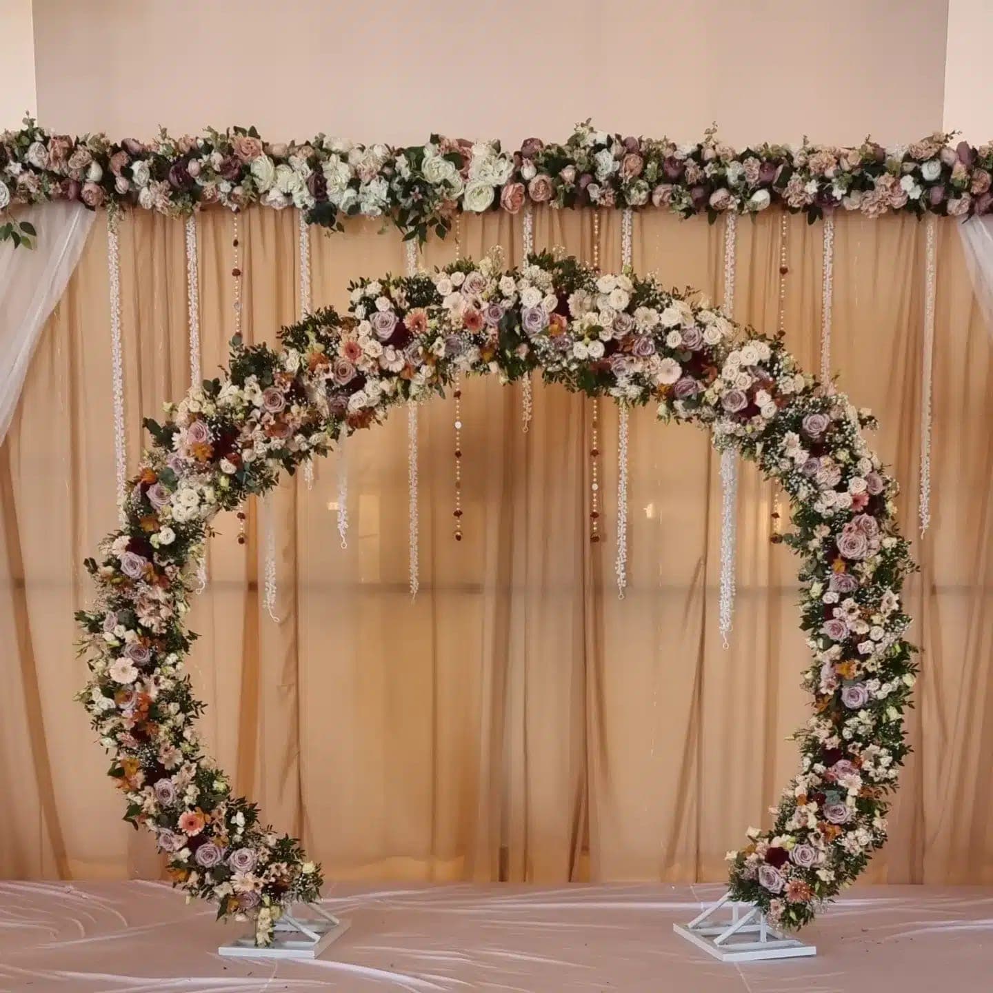 Bue af blomster og tørrede græsser