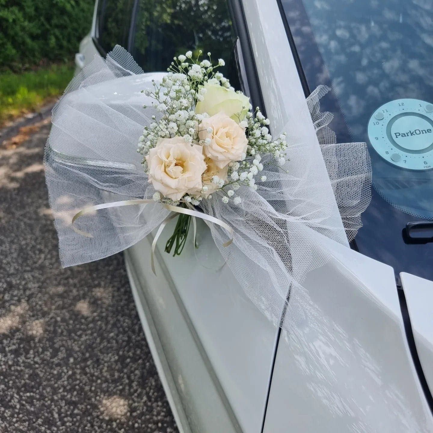 Bryllupsbil pyntet med friske blomster fra Miss Liss Blomster – billede 4