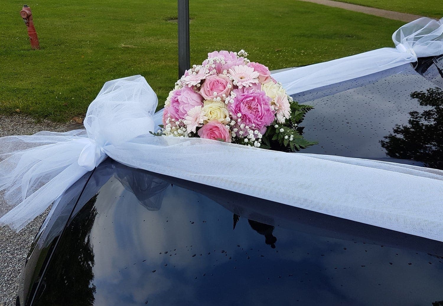 Bryllupsbil pyntet med friske blomster fra Miss Liss Blomster – billede 5
