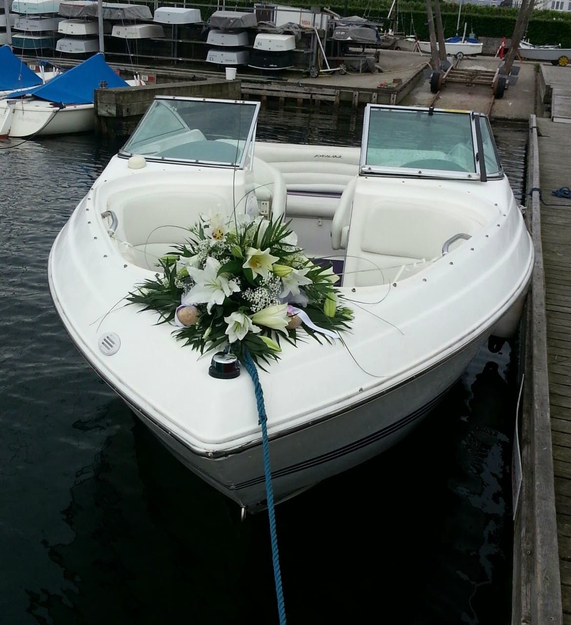 Bryllupsbil pyntet med friske blomster fra Miss Liss Blomster – billede 12