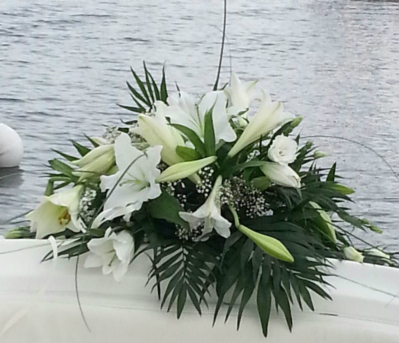 Bryllupsbil pyntet med friske blomster fra Miss Liss Blomster – billede 19