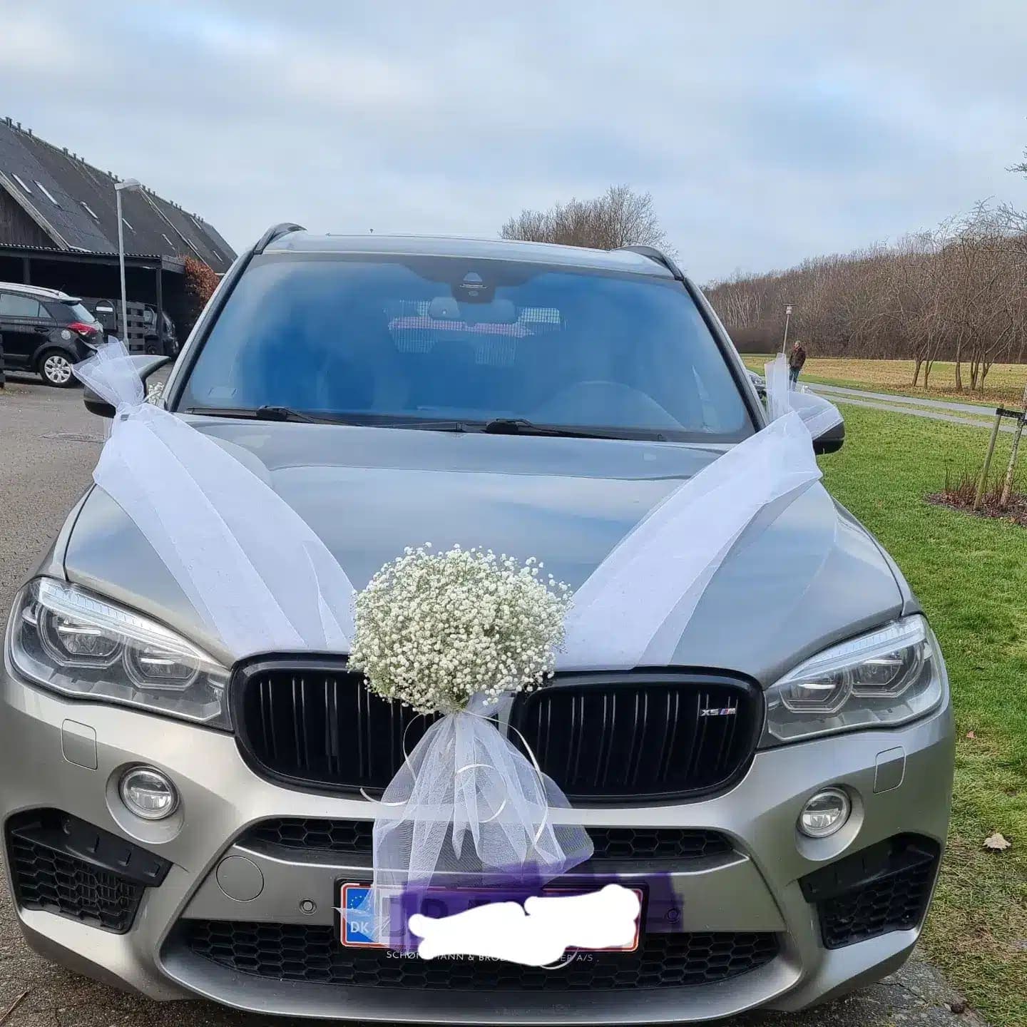 Bryllupsbil pyntet med friske blomster fra Miss Liss Blomster – billede 27