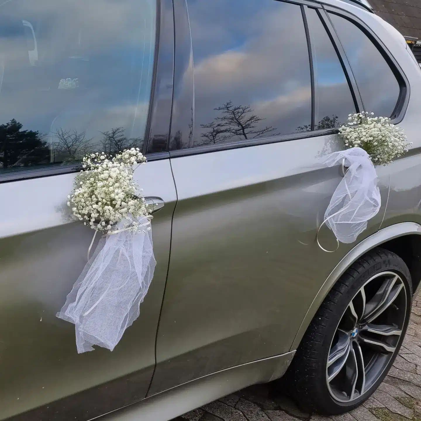 Bryllupsbil pyntet med friske blomster fra Miss Liss Blomster – billede 28