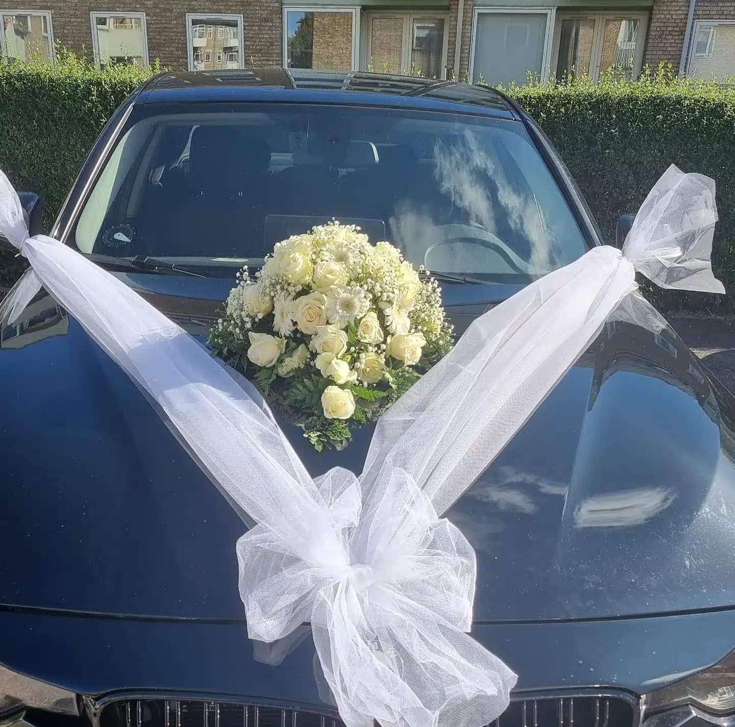 Bryllupsbil pyntet med friske blomster fra Miss Liss Blomster – billede 29
