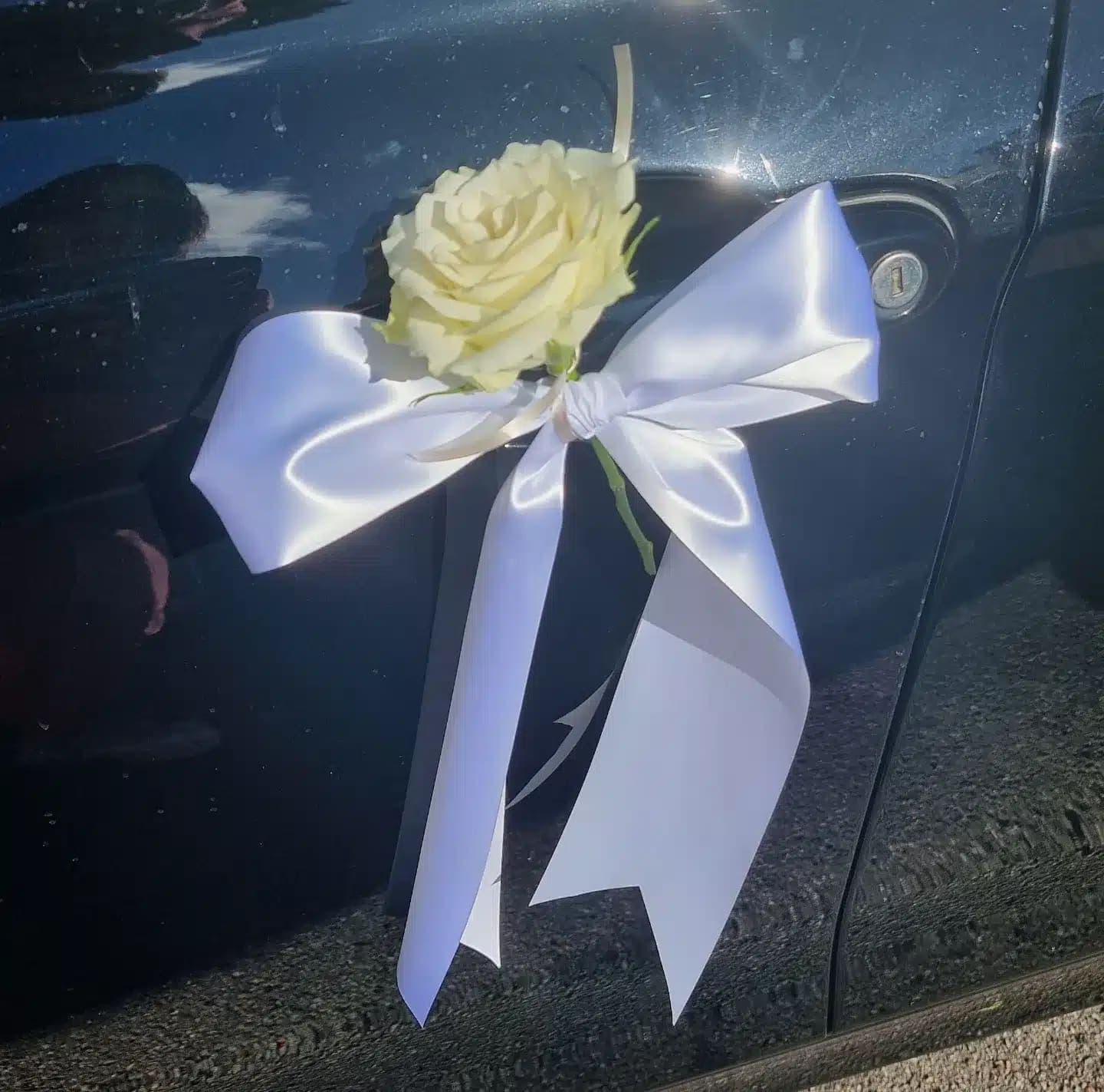 Bryllupsbil pyntet med friske blomster fra Miss Liss Blomster – billede 30