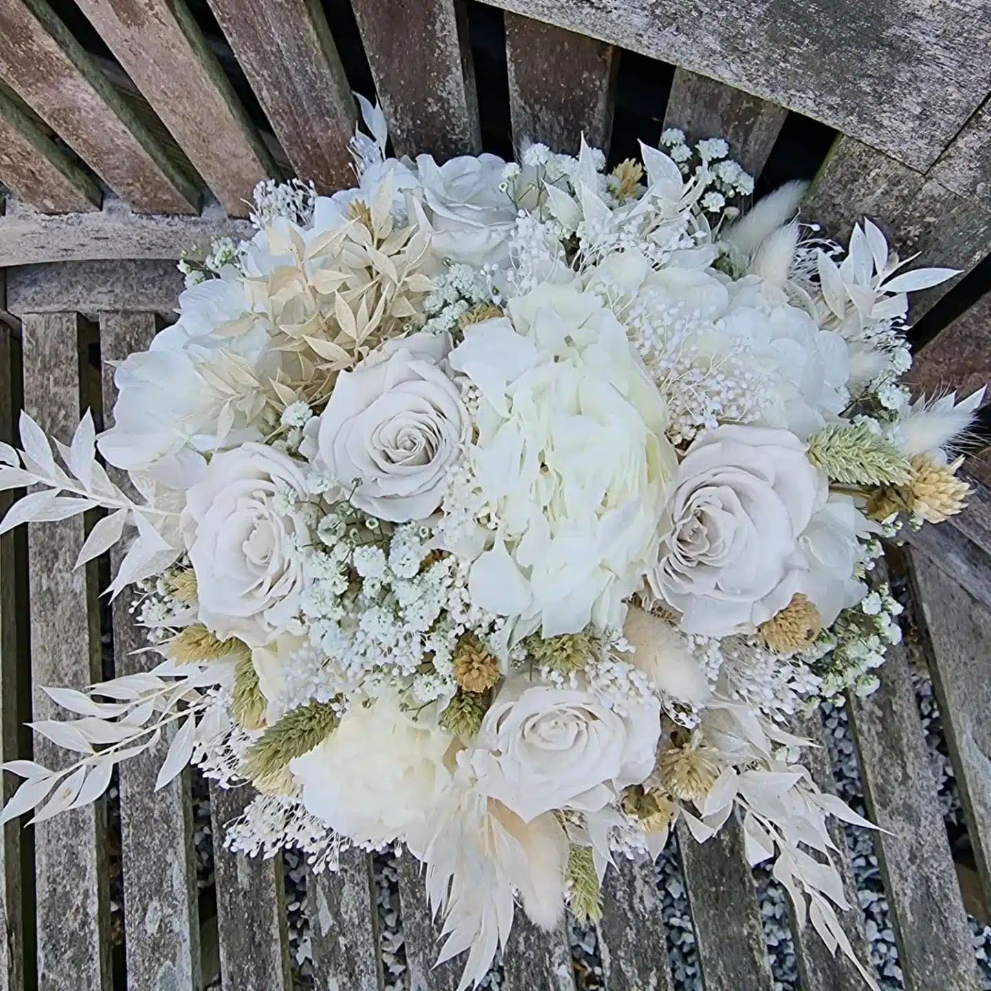 Brudebuket „White shades“ fra Miss Liss Blomster