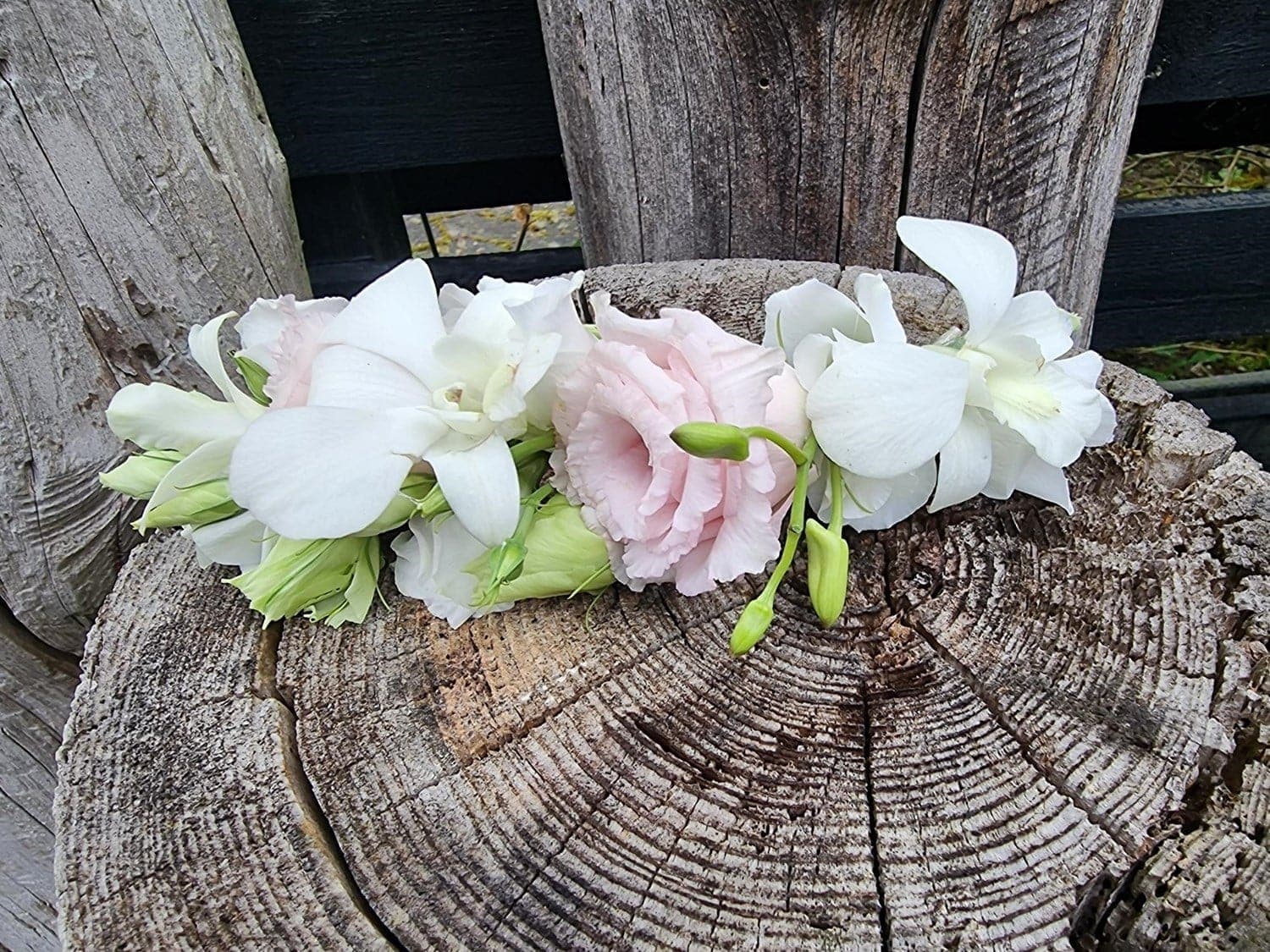 Hårpynt med friske blomster til bruden fra Miss Liss Blomster – billede 36