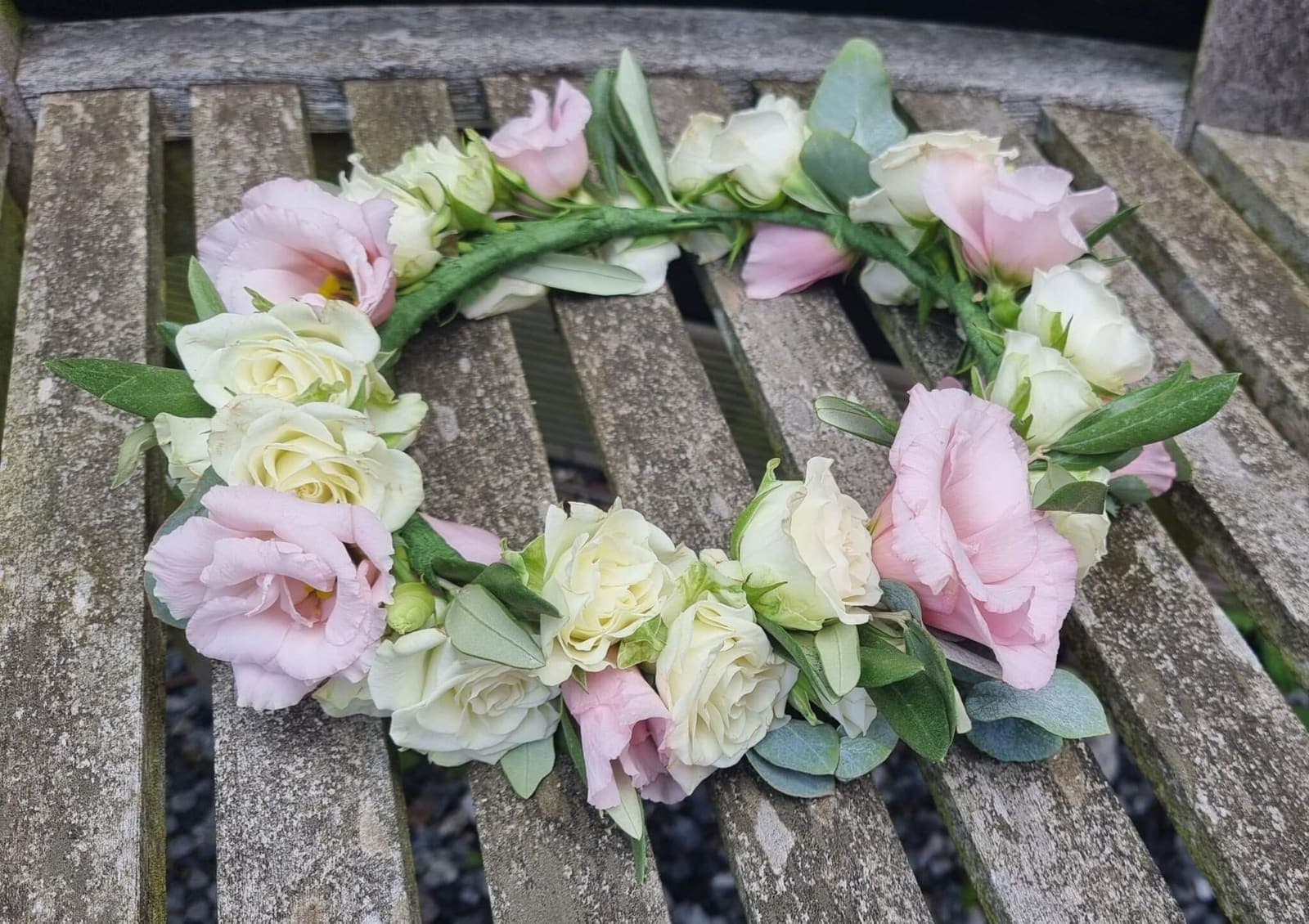 Hårpynt med friske blomster til bruden fra Miss Liss Blomster – billede 44