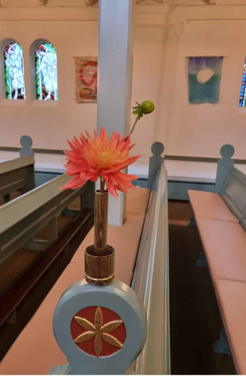 Kirkepynt med blomster til vielse fra Miss Liss Blomster – billede 1