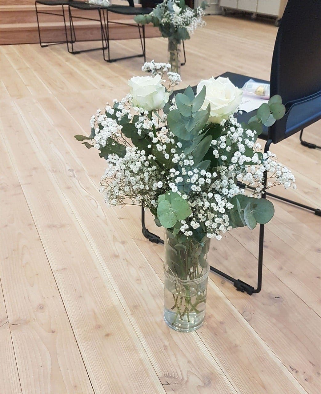 Kirkepynt med blomster til vielse fra Miss Liss Blomster – billede 3