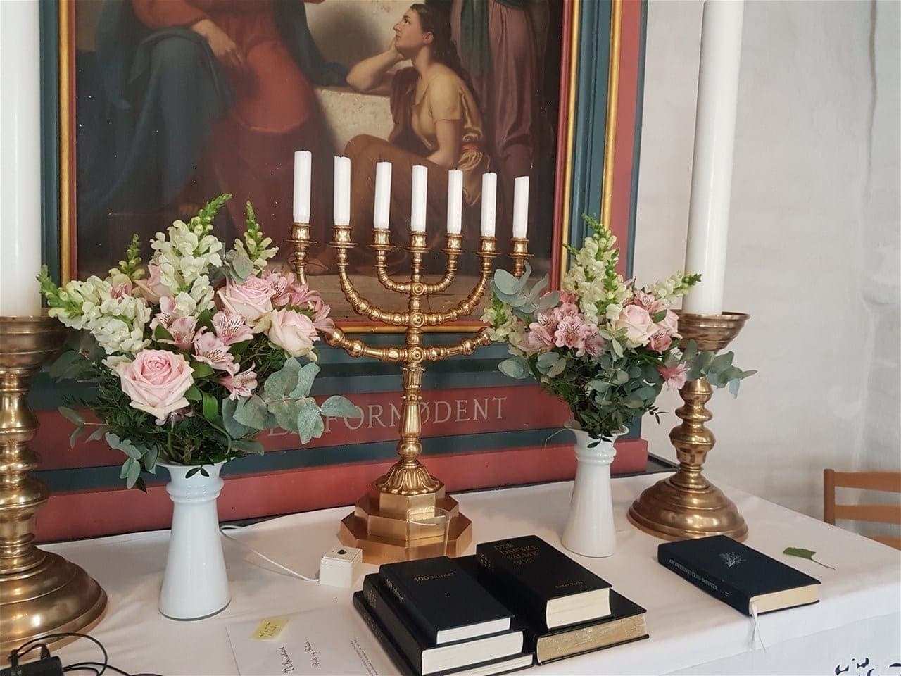 Kirkepynt med blomster til vielse fra Miss Liss Blomster – billede 4