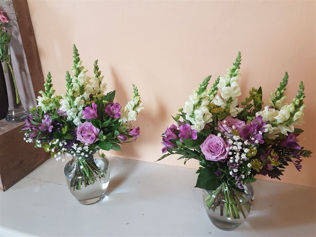 Kirkepynt med blomster til vielse fra Miss Liss Blomster – billede 5