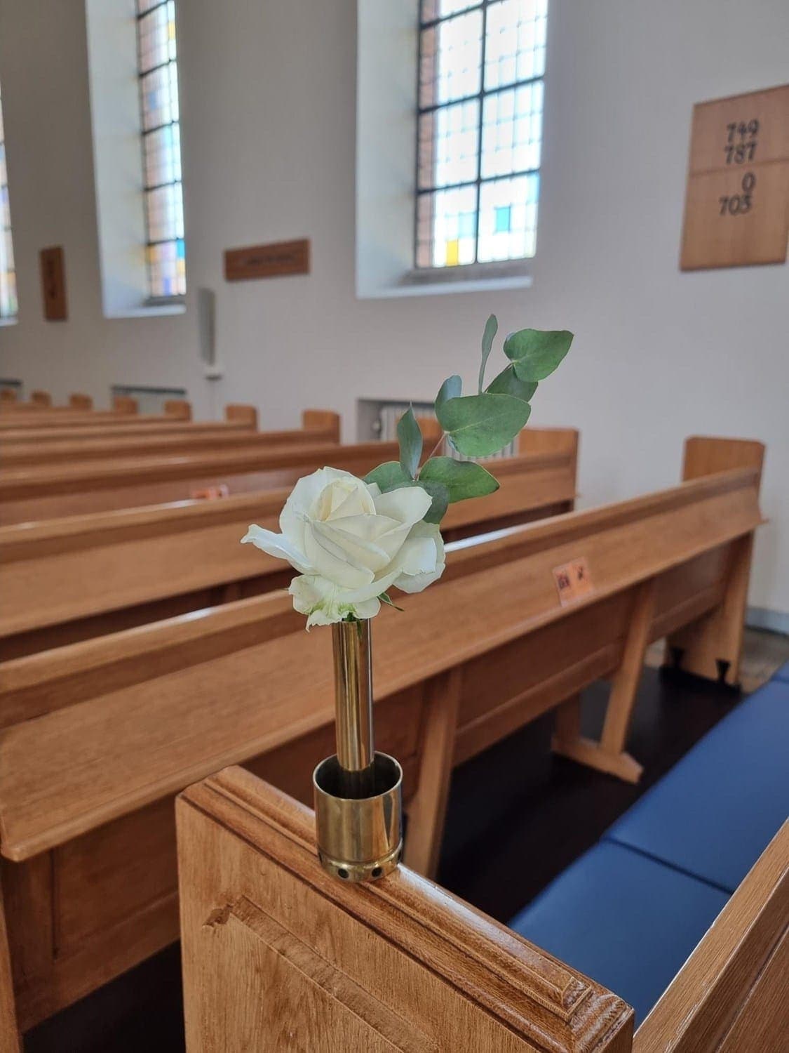 Kirkepynt med blomster til vielse fra Miss Liss Blomster – billede 8
