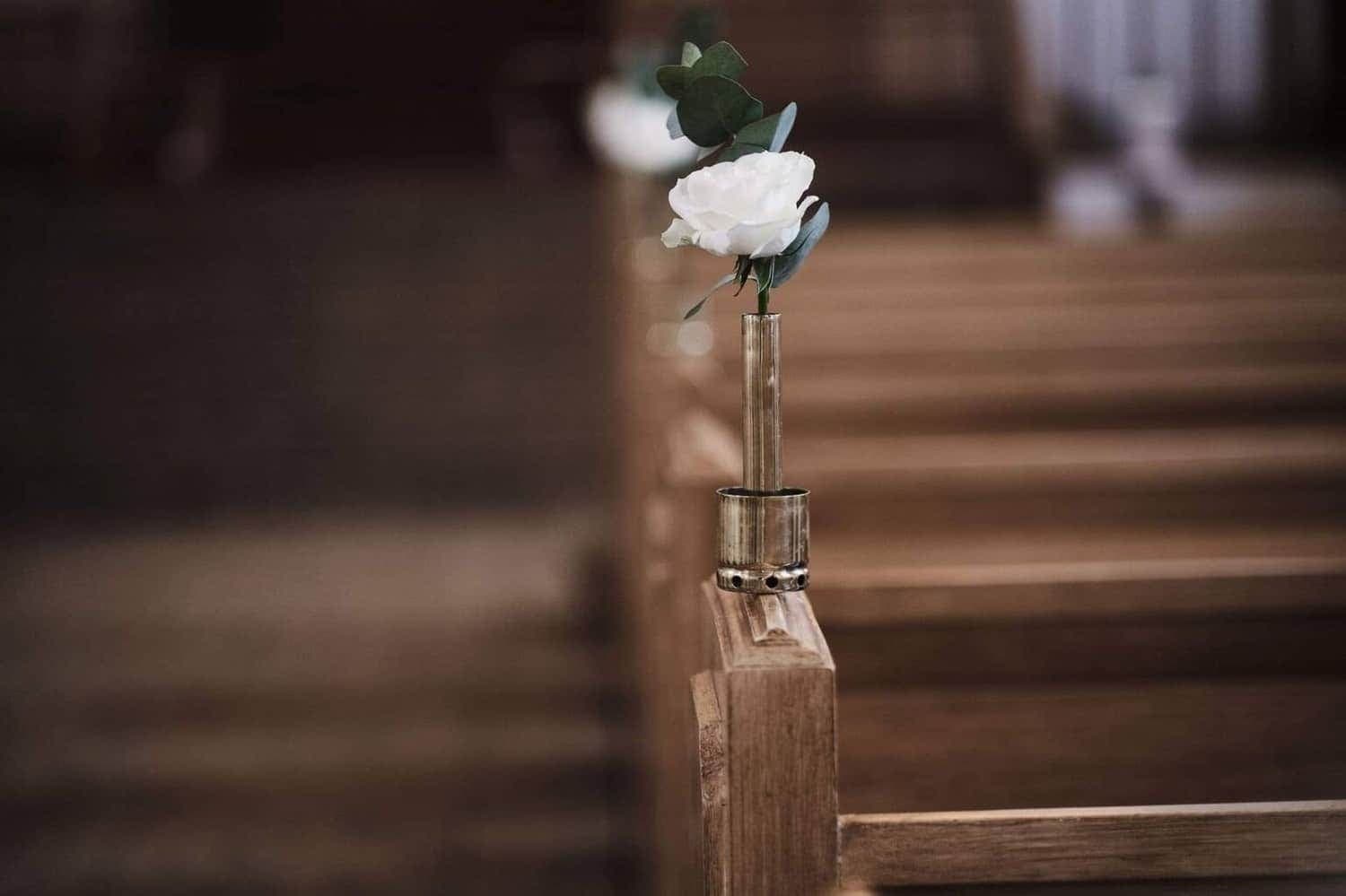 Kirkepynt med blomster til vielse fra Miss Liss Blomster – billede 12