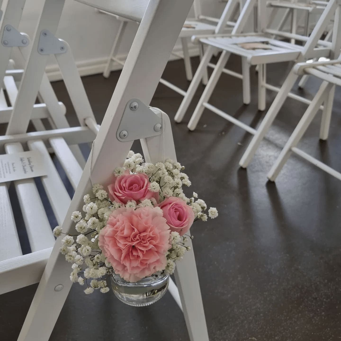 Kirkepynt med blomster til vielse fra Miss Liss Blomster – billede 13