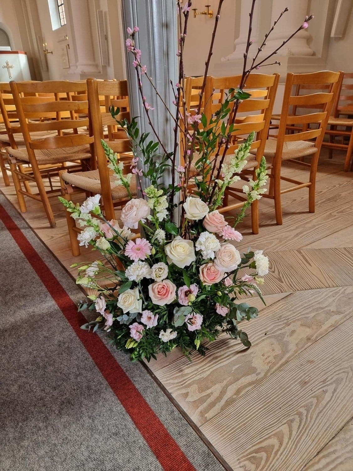 Kirkepynt med blomster til vielse fra Miss Liss Blomster – billede 14