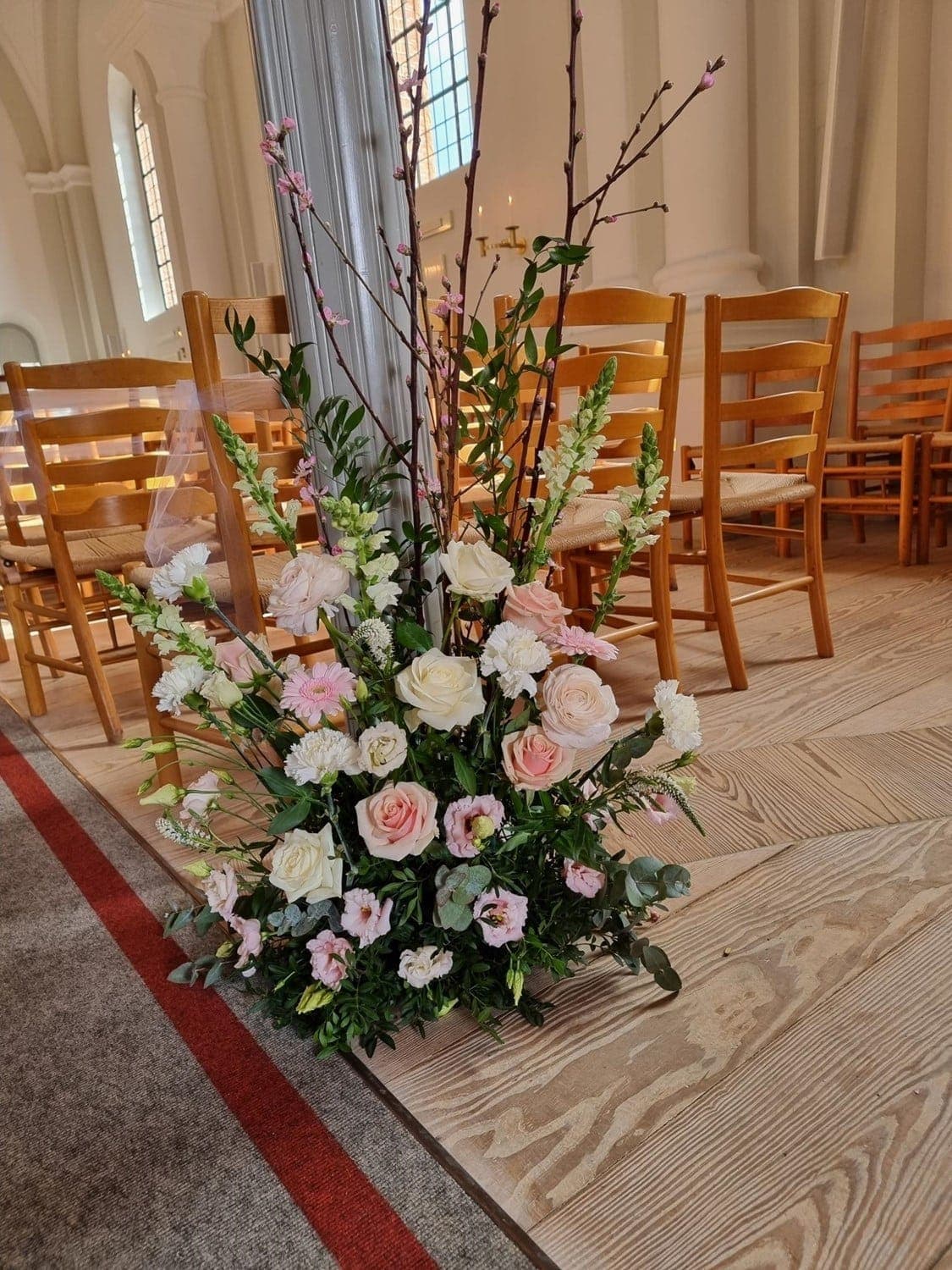 Kirkepynt med blomster til vielse fra Miss Liss Blomster – billede 15