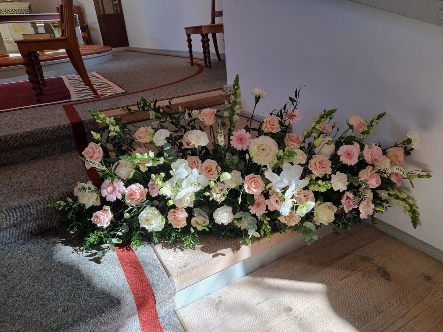 Kirkepynt med blomster til vielse „Bryllup__kirkepynt“ fra Miss Liss Blomster