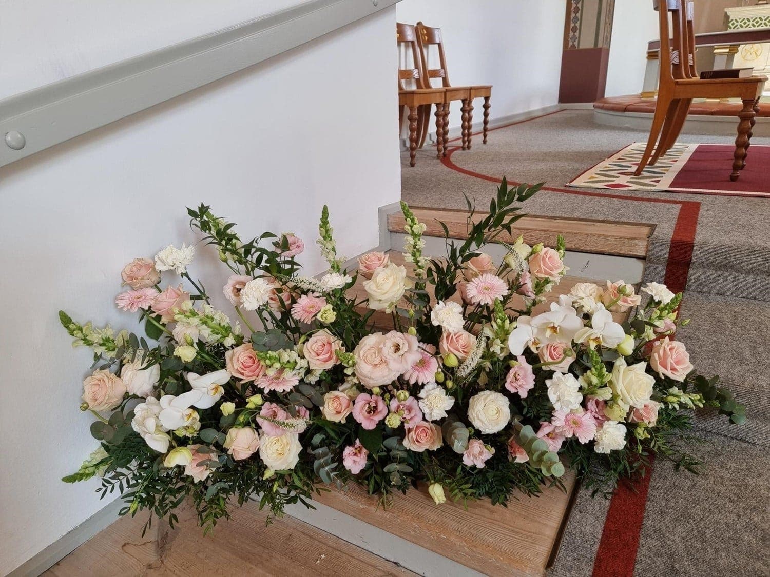 Kirkepynt med blomster til vielse fra Miss Liss Blomster – billede 17
