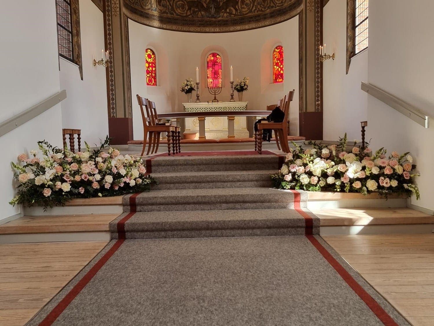 Kirkepynt med blomster til vielse fra Miss Liss Blomster – billede 18