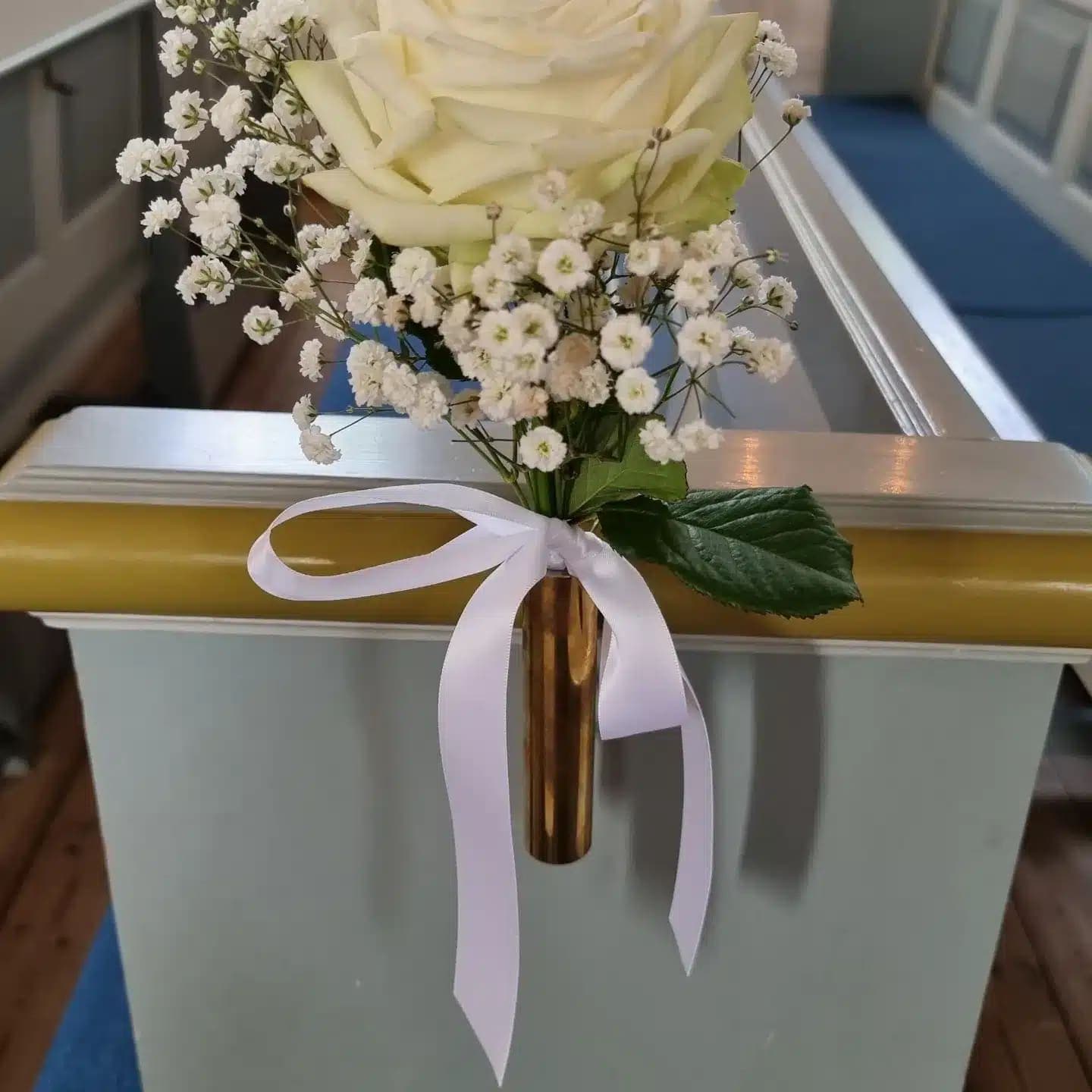 Kirkepynt med blomster til vielse fra Miss Liss Blomster – billede 20