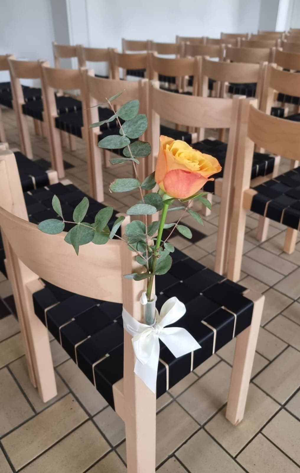 Kirkepynt med blomster til vielse fra Miss Liss Blomster – billede 22