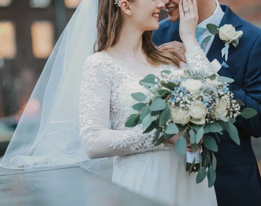 Brudepar med brudebuket „Bryllup“ fra Miss Liss Blomster