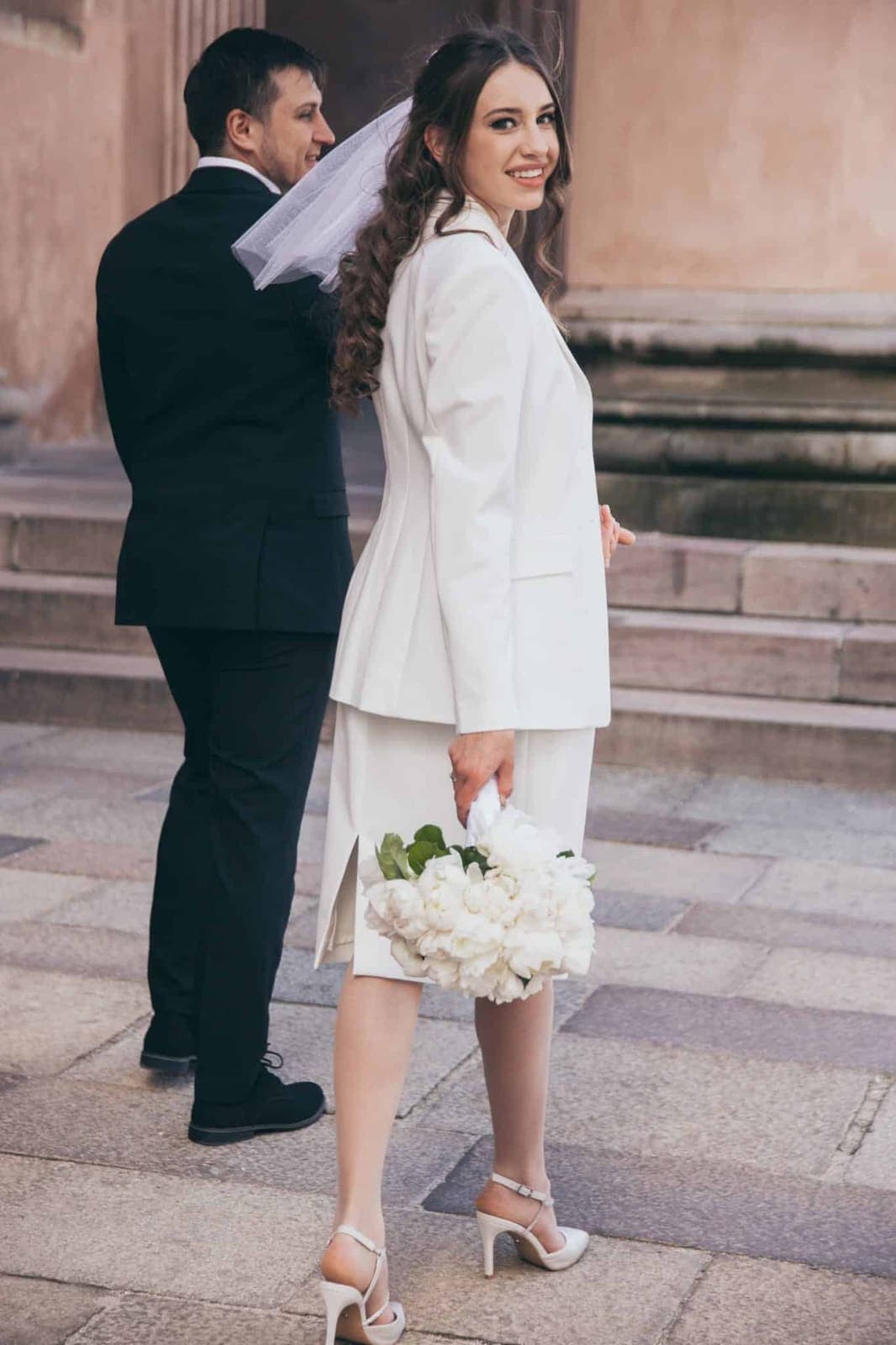 Brudepar med brudebuket fra Miss Liss Blomster – billede 3