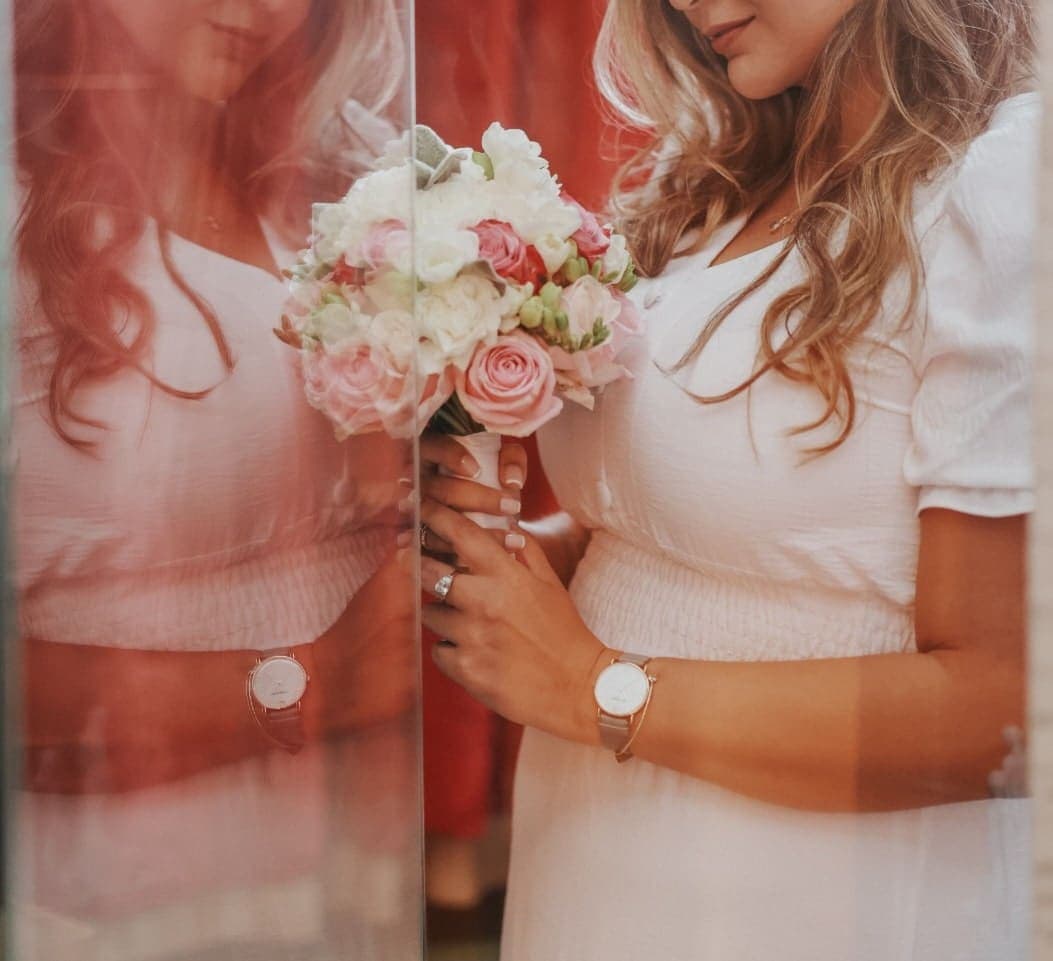 Brudepar med brudebuket fra Miss Liss Blomster – billede 5
