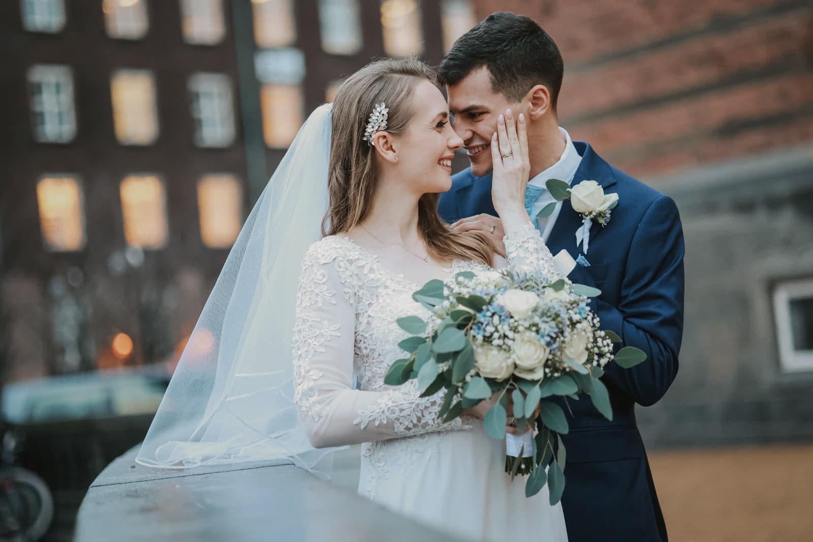 Brudepar med brudebuket fra Miss Liss Blomster – billede 7