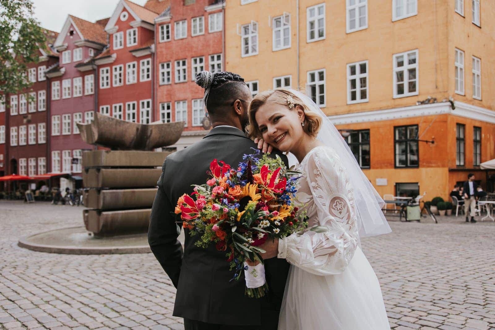 Brudepar med brudebuket fra Miss Liss Blomster – billede 9