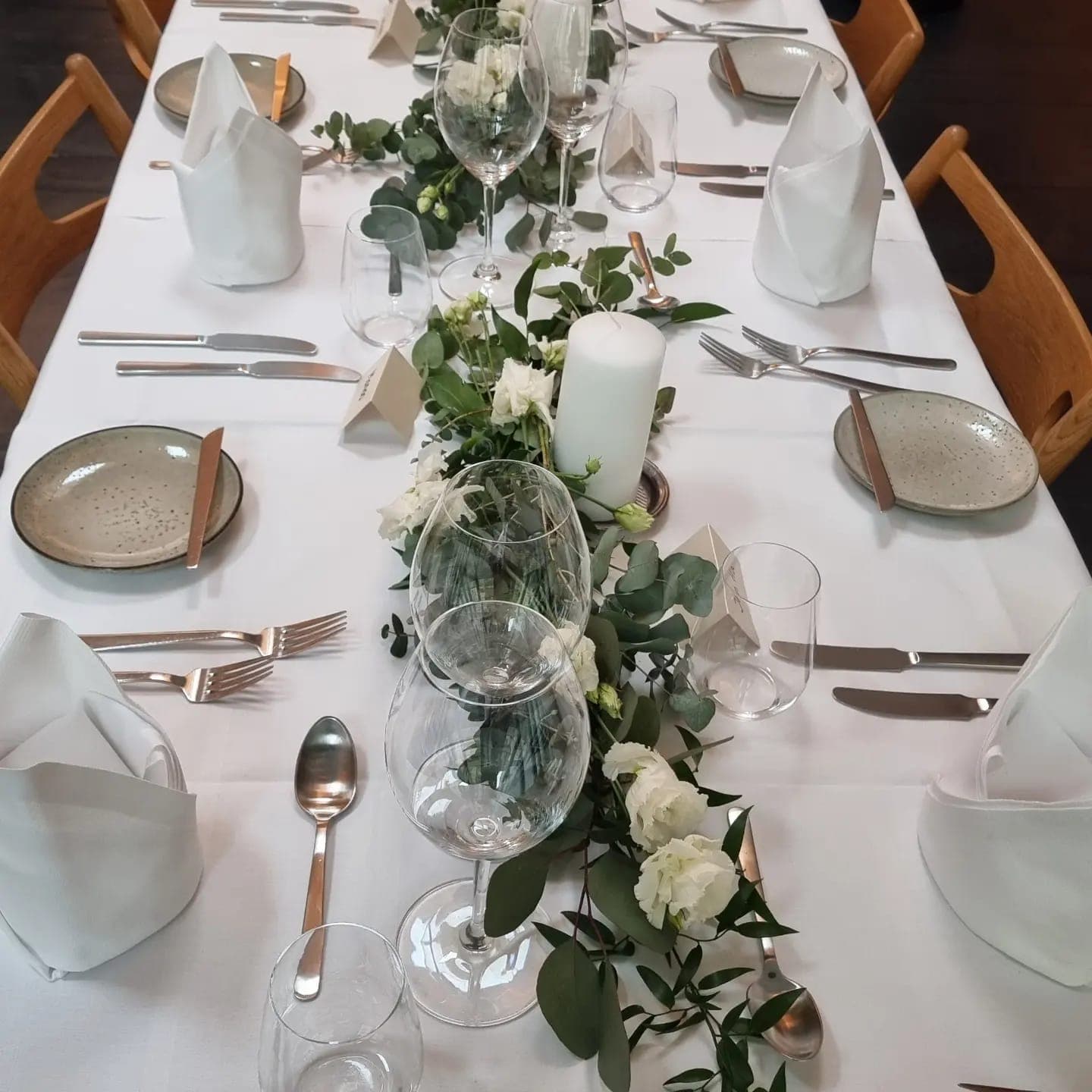 Langbord med grøn blomsterløber