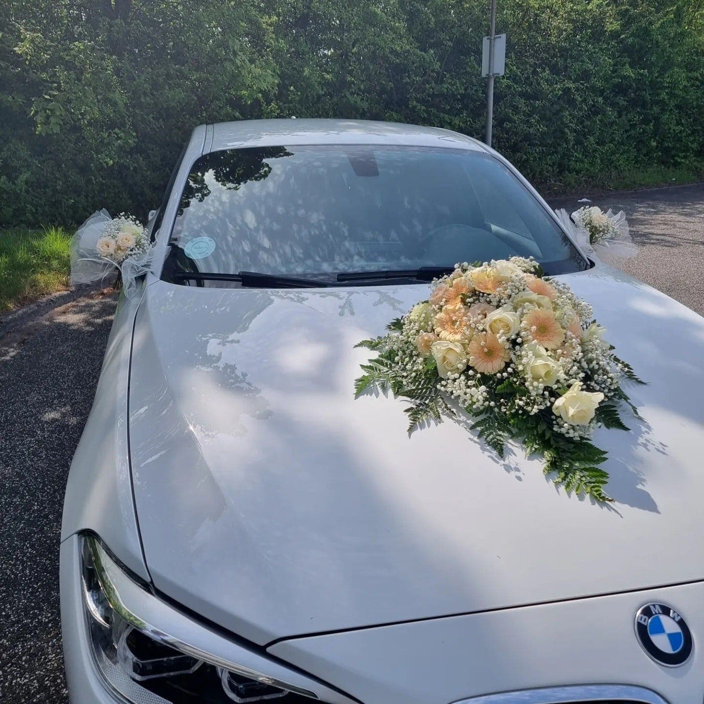 Bryllupsbil pyntet med friske blomster fra Miss Liss Blomster – billede 2