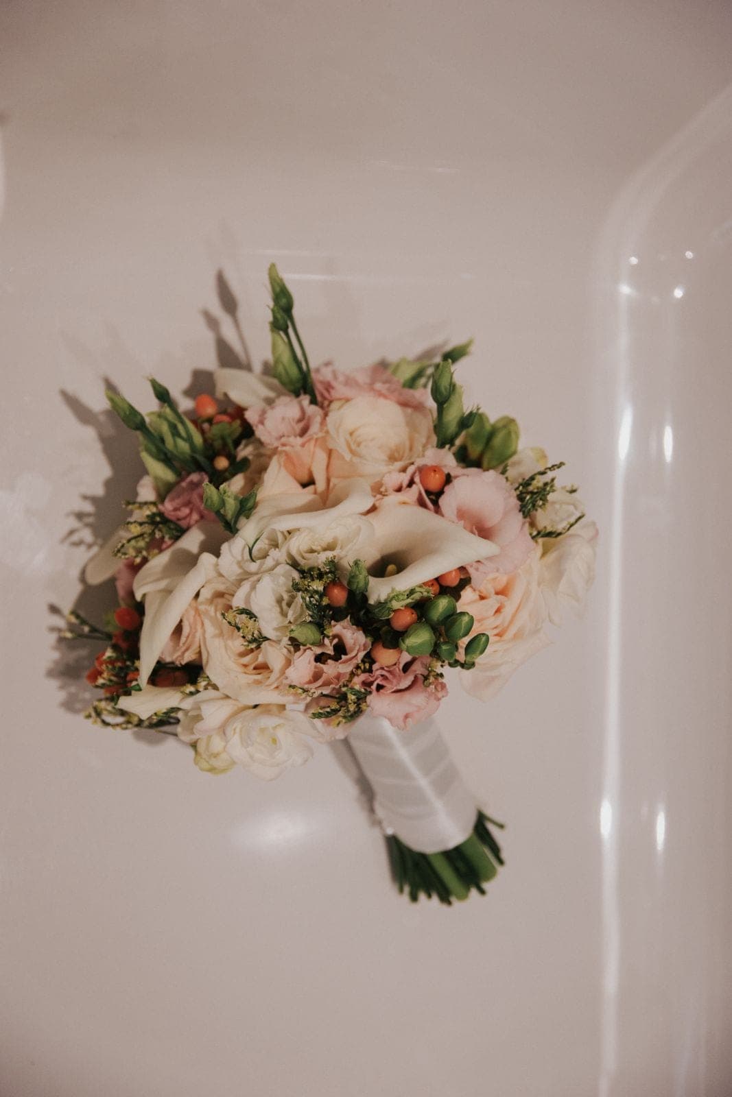 Brudebuket med calla, roser, eustoma og hypericum